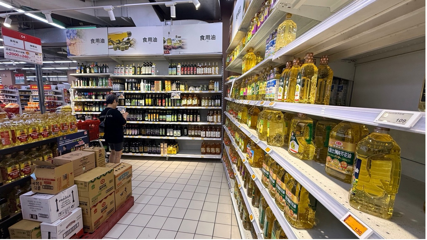 賣場空蕩蕩的貨架